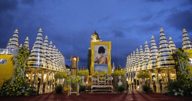 ร่วมพิธีถวายเครื่องราชสักการะและวางพานพุ่ม พิธีถวายสัตย์ปฏิญาณเพื่อเป็นข้าราชการที่ดีและพลังของแผ่นดินและพิธีจุดเทียนถวายพระพรชัยมงคล